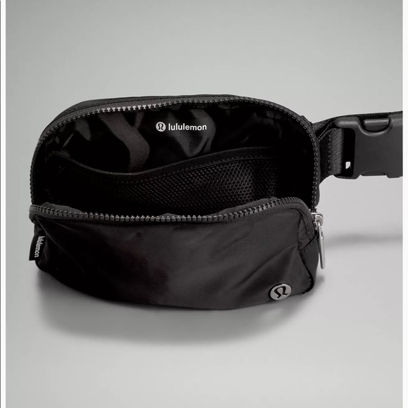 🔥🏝🛫 Lululemon Everywhere Belt Bag in BLACK AND WHITE. LAST ONE🔥🏝🛫 - Picture 2 of 4